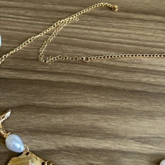 Gold and White Necklace Q429 - Picture 4 of 5